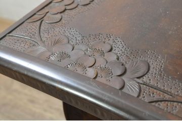 中古　軽井沢彫り　桜　贅沢な総彫り仕上げの板座チェア2脚セット(ダイニングチェア、アームレスチェア、椅子、イス、バラ売り可能)(R-080042)