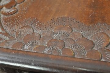 中古　軽井沢彫り　桜　贅沢な総彫り仕上げの板座チェア2脚セット(ダイニングチェア、アームレスチェア、椅子、イス、バラ売り可能)(R-080042)