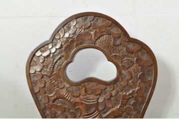 中古　軽井沢彫り　桜　贅沢な総彫り仕上げの板座チェア2脚セット(ダイニングチェア、アームレスチェア、椅子、イス、バラ売り可能)(R-080042)