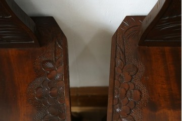中古　軽井沢彫り　桜の総彫り仕上げが見事な板座チェア2脚セット　(R-080042)