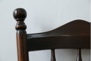 中古　北海道民芸家具　クラシカルな雰囲気を醸し出すスピンドルチェア　(R-080044)