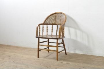 中古　美品!!　ブランド家具　Shin-Lee(シンリー) 　滑らかな木肌とシックな佇まいが魅力のアームチェア(板座チェア、椅子、イス、ウィンザーチェア)(R-080047)