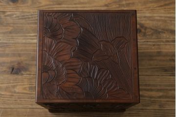 中古　美品!!　民芸家具　日光彫り　大胆に施された花の彫りが美しい小引き出し(卓上収納、小物収納)(R-080051)
