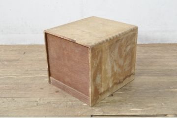 和製アンティーク　昔懐かしい雰囲気漂う引き出し三杯の小引き出し(書類ケース、卓上収納、小物収納)(R-080052)