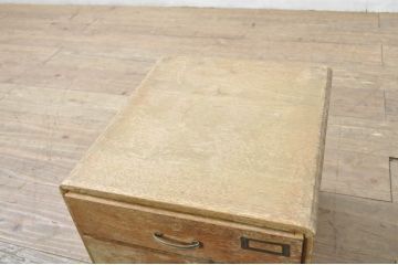 和製アンティーク　昔懐かしい雰囲気漂う引き出し三杯の小引き出し(書類ケース、卓上収納、小物収納)(R-080052)