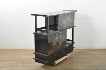 中古　美品　伝統工芸　輪島塗沈金　蒔絵作家　佐藤幸一作　雅やかなデザインが上質な和を高める飾り棚(茶棚、茶箪笥、収納棚、戸棚)(定価約380万円)(R-080056)
