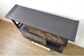 中古　美品　伝統工芸　輪島塗沈金　蒔絵作家　佐藤幸一作　雅やかなデザインが上質な和を高める飾り棚(茶棚、茶箪笥、収納棚、戸棚)(定価約380万円)(R-080056)