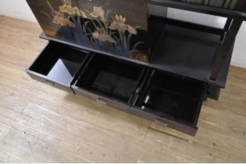 中古　美品　伝統工芸　輪島塗沈金　蒔絵作家　佐藤幸一作　雅やかなデザインが上質な和を高める飾り棚(茶棚、茶箪笥、収納棚、戸棚)(定価約380万円)(R-080056)