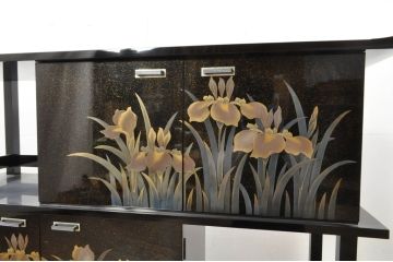 中古　美品　伝統工芸　輪島塗沈金　蒔絵作家　佐藤幸一作　雅やかなデザインが上質な和を高める飾り棚(茶棚、茶箪笥、収納棚、戸棚)(定価約380万円)(R-080056)