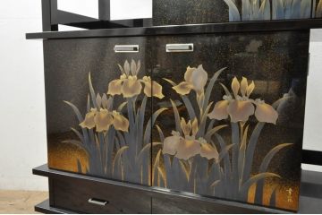 中古　美品　伝統工芸　輪島塗沈金　蒔絵作家　佐藤幸一作　雅やかなデザインが上質な和を高める飾り棚(茶棚、茶箪笥、収納棚、戸棚)(定価約380万円)(R-080056)
