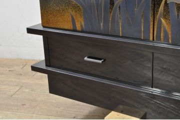 中古　美品　伝統工芸　輪島塗沈金　蒔絵作家　佐藤幸一作　雅やかなデザインが上質な和を高める飾り棚(茶棚、茶箪笥、収納棚、戸棚)(定価約380万円)(R-080056)