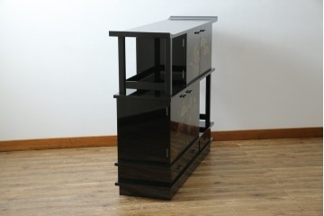 中古　美品　伝統工芸　輪島塗沈金　蒔絵作家　佐藤幸一作　雅やかなデザインが上質な和を高める飾り棚　定価約380万円相当　(R-080056)