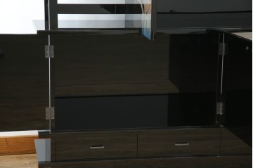 中古　美品　伝統工芸　輪島塗沈金　蒔絵作家　佐藤幸一作　雅やかなデザインが上質な和を高める飾り棚　定価約380万円相当　(R-080056)