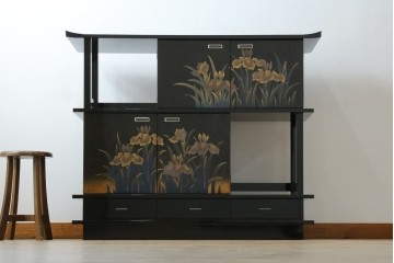 中古　美品　伝統工芸　輪島塗沈金　蒔絵作家　佐藤幸一作　雅やかなデザインが上質な和を高める飾り棚　定価約380万円相当　(R-080056)