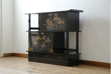 中古　美品　伝統工芸　輪島塗沈金　蒔絵作家　佐藤幸一作　雅やかなデザインが上質な和を高める飾り棚　定価約380万円相当　(R-080056)