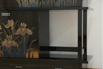 中古　美品　伝統工芸　輪島塗沈金　蒔絵作家　佐藤幸一作　雅やかなデザインが上質な和を高める飾り棚　定価約380万円相当　(R-080056)