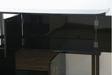 中古　美品　伝統工芸　輪島塗沈金　蒔絵作家　佐藤幸一作　雅やかなデザインが上質な和を高める飾り棚　定価約380万円相当　(R-080056)