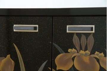 中古　美品　伝統工芸　輪島塗沈金　蒔絵作家　佐藤幸一作　雅やかなデザインが上質な和を高める飾り棚　定価約380万円相当　(R-080056)