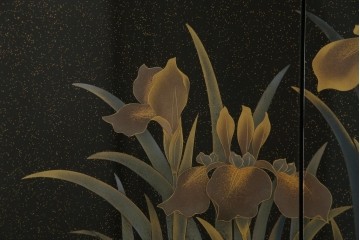 中古　美品　伝統工芸　輪島塗沈金　蒔絵作家　佐藤幸一作　雅やかなデザインが上質な和を高める飾り棚　定価約380万円相当　(R-080056)