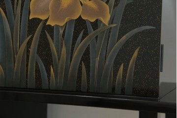 中古　美品　伝統工芸　輪島塗沈金　蒔絵作家　佐藤幸一作　雅やかなデザインが上質な和を高める飾り棚　定価約380万円相当　(R-080056)