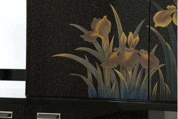 中古　美品　伝統工芸　輪島塗沈金　蒔絵作家　佐藤幸一作　雅やかなデザインが上質な和を高める飾り棚　定価約380万円相当　(R-080056)