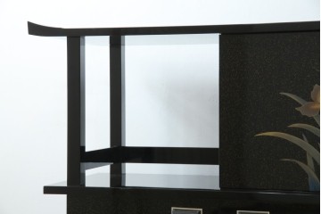 中古　美品　伝統工芸　輪島塗沈金　蒔絵作家　佐藤幸一作　雅やかなデザインが上質な和を高める飾り棚　定価約380万円相当　(R-080056)