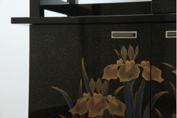 中古　美品　伝統工芸　輪島塗沈金　蒔絵作家　佐藤幸一作　雅やかなデザインが上質な和を高める飾り棚　定価約380万円相当　(R-080056)