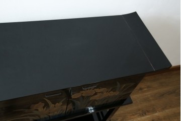 中古　美品　伝統工芸　輪島塗沈金　蒔絵作家　佐藤幸一作　雅やかなデザインが上質な和を高める飾り棚　定価約380万円相当　(R-080056)