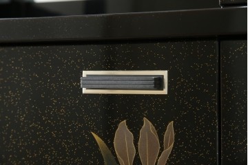 中古　美品　伝統工芸　輪島塗沈金　蒔絵作家　佐藤幸一作　雅やかなデザインが上質な和を高める飾り棚　定価約380万円相当　(R-080056)