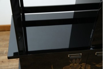 中古　美品　伝統工芸　輪島塗沈金　蒔絵作家　佐藤幸一作　雅やかなデザインが上質な和を高める飾り棚　定価約380万円相当　(R-080056)