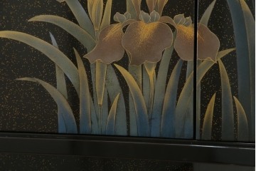 中古　美品　伝統工芸　輪島塗沈金　蒔絵作家　佐藤幸一作　雅やかなデザインが上質な和を高める飾り棚　定価約380万円相当　(R-080056)