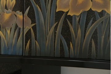 中古　美品　伝統工芸　輪島塗沈金　蒔絵作家　佐藤幸一作　雅やかなデザインが上質な和を高める飾り棚　定価約380万円相当　(R-080056)