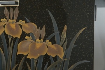 中古　美品　伝統工芸　輪島塗沈金　蒔絵作家　佐藤幸一作　雅やかなデザインが上質な和を高める飾り棚　定価約380万円相当　(R-080056)
