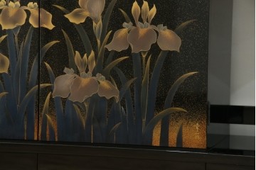 中古　美品　伝統工芸　輪島塗沈金　蒔絵作家　佐藤幸一作　雅やかなデザインが上質な和を高める飾り棚　定価約380万円相当　(R-080056)
