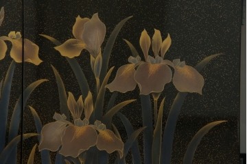 中古　美品　伝統工芸　輪島塗沈金　蒔絵作家　佐藤幸一作　雅やかなデザインが上質な和を高める飾り棚　定価約380万円相当　(R-080056)