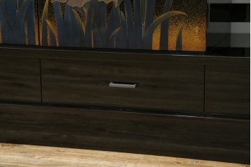 中古　美品　伝統工芸　輪島塗沈金　蒔絵作家　佐藤幸一作　雅やかなデザインが上質な和を高める飾り棚　定価約380万円相当　(R-080056)