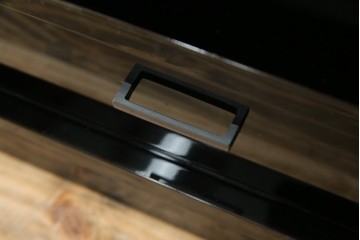 中古　美品　伝統工芸　輪島塗沈金　蒔絵作家　佐藤幸一作　雅やかなデザインが上質な和を高める飾り棚　定価約380万円相当　(R-080056)