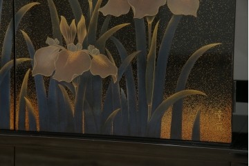 中古　美品　伝統工芸　輪島塗沈金　蒔絵作家　佐藤幸一作　雅やかなデザインが上質な和を高める飾り棚　定価約380万円相当　(R-080056)