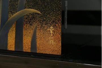 中古　美品　伝統工芸　輪島塗沈金　蒔絵作家　佐藤幸一作　雅やかなデザインが上質な和を高める飾り棚　定価約380万円相当　(R-080056)