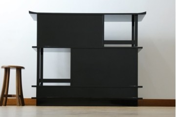 中古　美品　伝統工芸　輪島塗沈金　蒔絵作家　佐藤幸一作　雅やかなデザインが上質な和を高める飾り棚　定価約380万円相当　(R-080056)