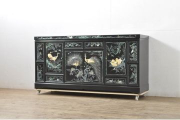 中古　美品!!　高級品　韓国民芸家具　孔雀　鳳凰　花鳥蝶図　豪華絢爛の螺鈿(ラデン)細工が見事なサイドボード(収納棚、戸棚、リビングボード、キャビネット)(定価約150万円)(R-080057)
