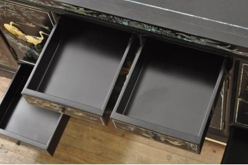 中古　美品!!　高級品　韓国民芸家具　孔雀　鳳凰　花鳥蝶図　豪華絢爛の螺鈿(ラデン)細工が見事なサイドボード(収納棚、戸棚、リビングボード、キャビネット)(定価約150万円)(R-080057)