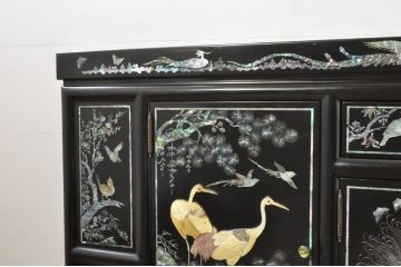 中古　美品!!　高級品　韓国民芸家具　孔雀　鳳凰　花鳥蝶図　豪華絢爛の螺鈿(ラデン)細工が見事なサイドボード(収納棚、戸棚、リビングボード、キャビネット)(定価約150万円)(R-080057)