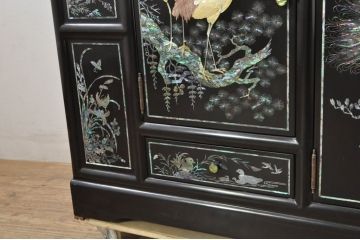 中古　美品!!　高級品　韓国民芸家具　孔雀　鳳凰　花鳥蝶図　豪華絢爛の螺鈿(ラデン)細工が見事なサイドボード(収納棚、戸棚、リビングボード、キャビネット)(定価約150万円)(R-080057)
