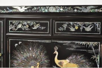 中古　美品!!　高級品　韓国民芸家具　孔雀　鳳凰　花鳥蝶図　豪華絢爛の螺鈿(ラデン)細工が見事なサイドボード(収納棚、戸棚、リビングボード、キャビネット)(定価約150万円)(R-080057)