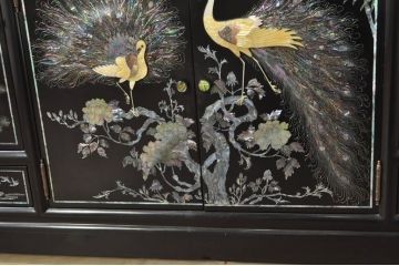 中古　美品!!　高級品　韓国民芸家具　孔雀　鳳凰　花鳥蝶図　豪華絢爛の螺鈿(ラデン)細工が見事なサイドボード(収納棚、戸棚、リビングボード、キャビネット)(定価約150万円)(R-080057)