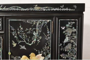 中古　美品!!　高級品　韓国民芸家具　孔雀　鳳凰　花鳥蝶図　豪華絢爛の螺鈿(ラデン)細工が見事なサイドボード(収納棚、戸棚、リビングボード、キャビネット)(定価約150万円)(R-080057)