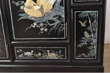 中古　美品!!　高級品　韓国民芸家具　孔雀　鳳凰　花鳥蝶図　豪華絢爛の螺鈿(ラデン)細工が見事なサイドボード(収納棚、戸棚、リビングボード、キャビネット)(定価約150万円)(R-080057)