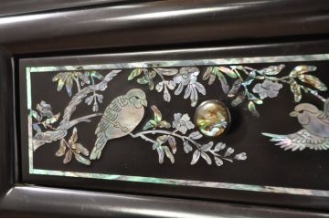 中古　美品!!　高級品　韓国民芸家具　孔雀　鳳凰　花鳥蝶図　豪華絢爛の螺鈿(ラデン)細工が見事なサイドボード(収納棚、戸棚、リビングボード、キャビネット)(定価約150万円)(R-080057)