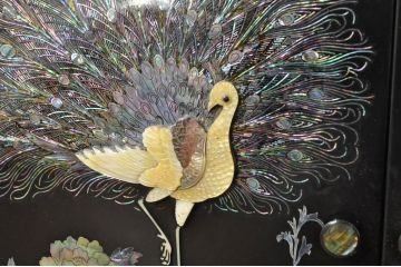 中古　美品!!　高級品　韓国民芸家具　孔雀　鳳凰　花鳥蝶図　豪華絢爛の螺鈿(ラデン)細工が見事なサイドボード(収納棚、戸棚、リビングボード、キャビネット)(定価約150万円)(R-080057)